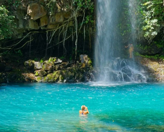 waterfall acqua water and person in water yoga holiday costa rica